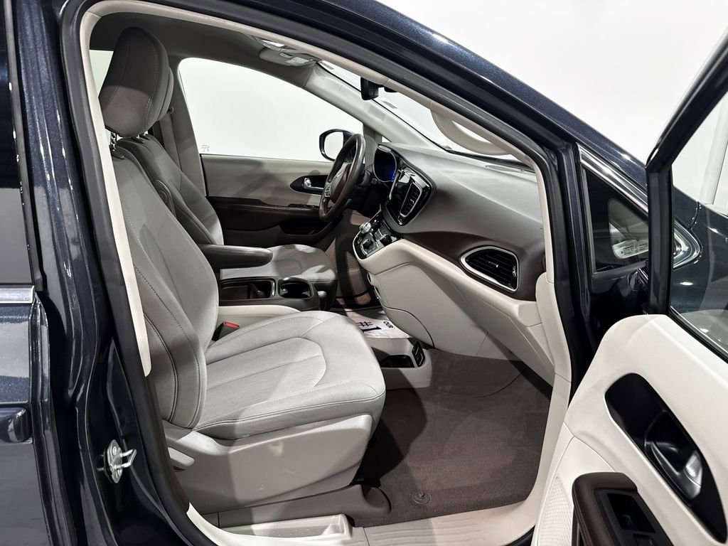 Used 2020 Chrysler Pacifica Touring w/ Advanced Safetytec Group FWD image 23