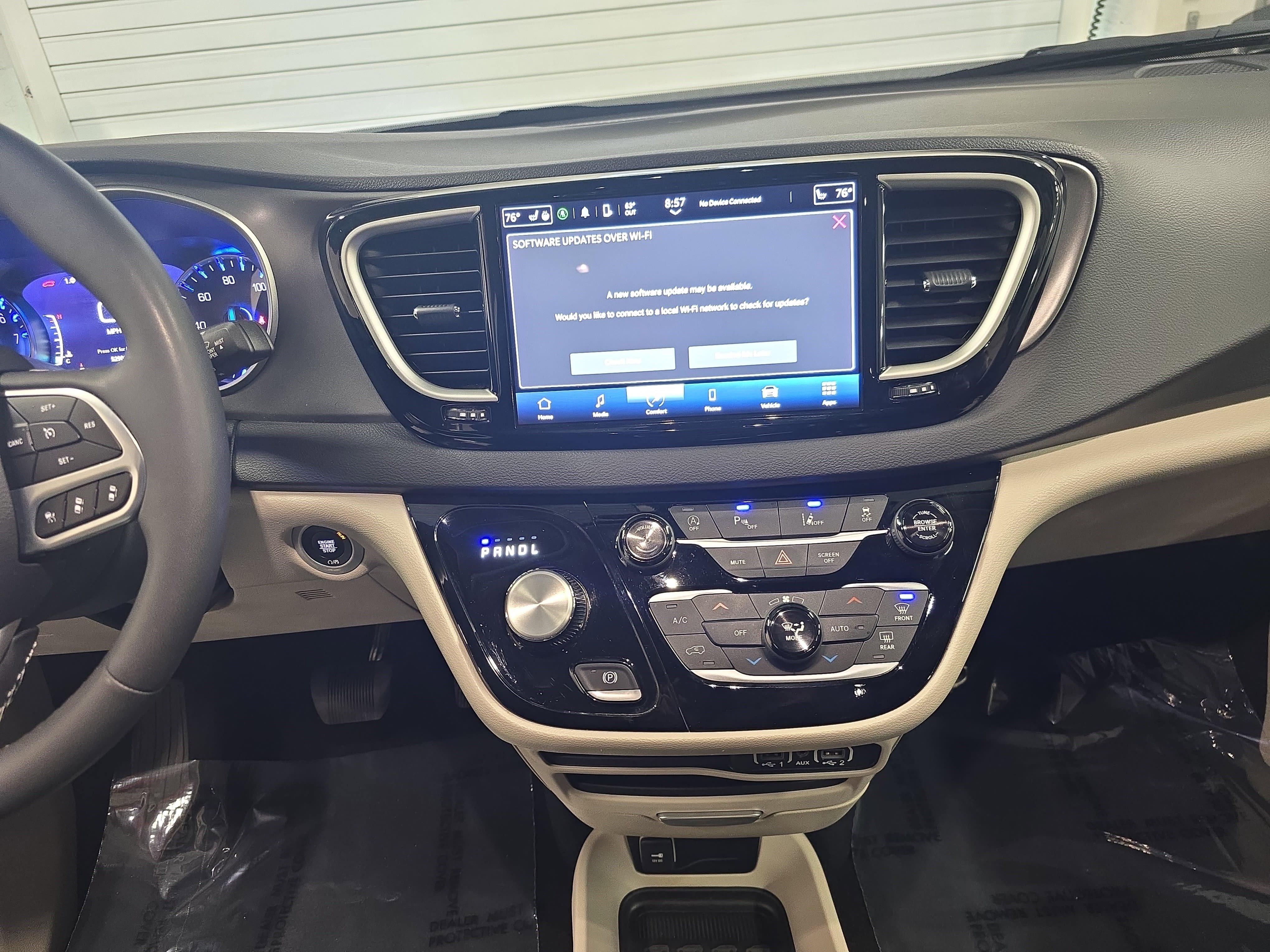 Used 2024 Chrysler Pacifica Touring-L image 17