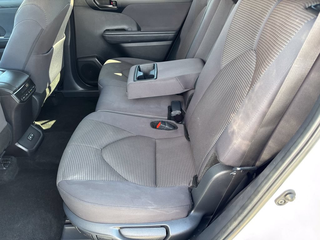 Used 2025 Toyota Highlander LE FWD image 43