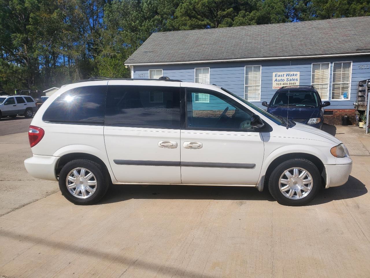 Used 2006 Chrysler Town & Country Limited w/ Popular Equipment Group I FWD image 4