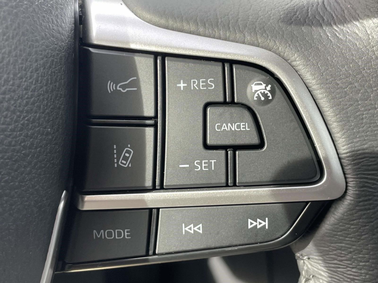 Used 2024 Toyota Sienna XLE FWD image 31
