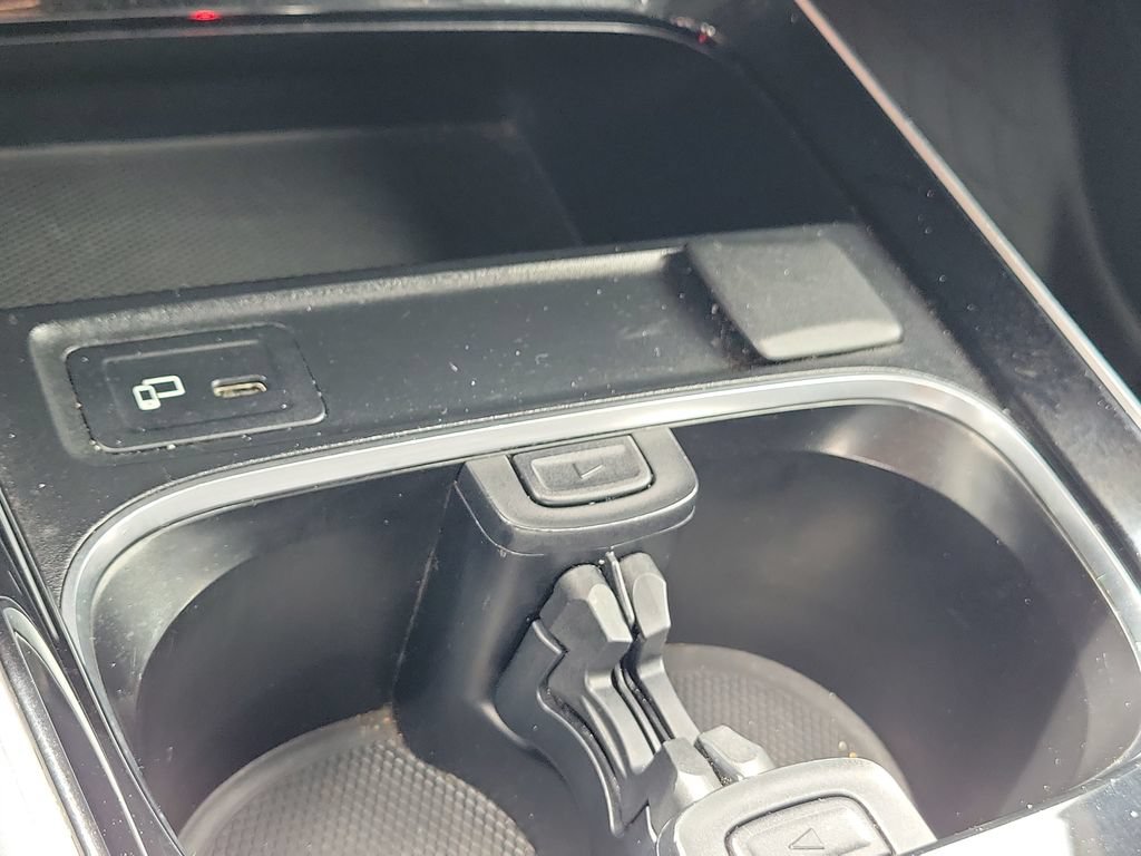 Used 2023 Mercedes-Benz GLB 250 4MATIC w/ Premium Package image 31