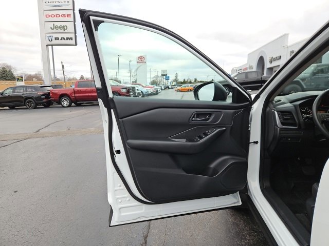 Used 2024 Nissan Rogue S image 22
