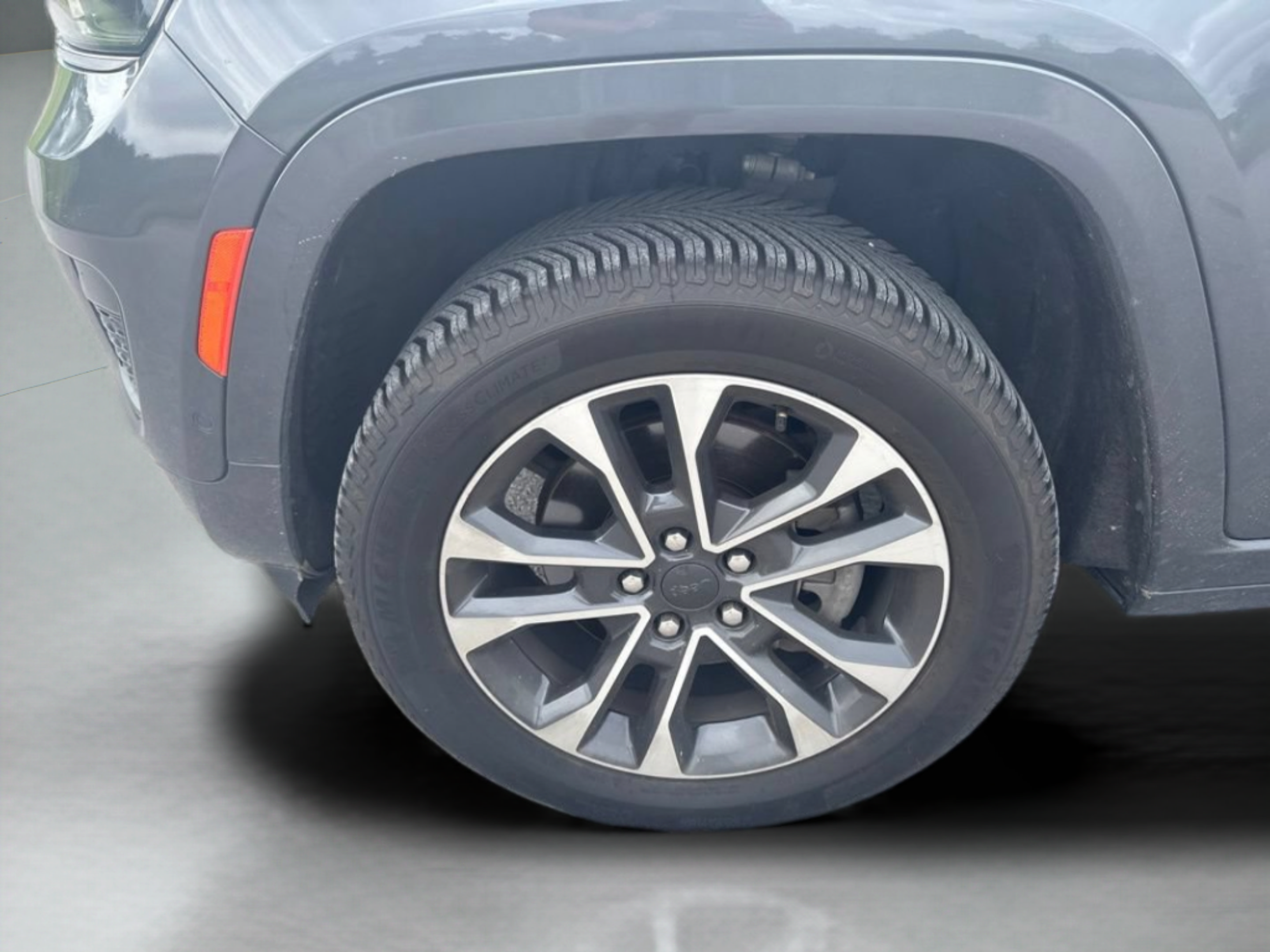Used 2023 Jeep Grand Cherokee L Overland w/ Trailer Tow Group (B) RWD image 38