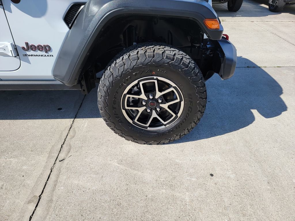 Used 2025 Jeep Wrangler Unlimited Rubicon w/ Convenience Group AWD/4WD image 9