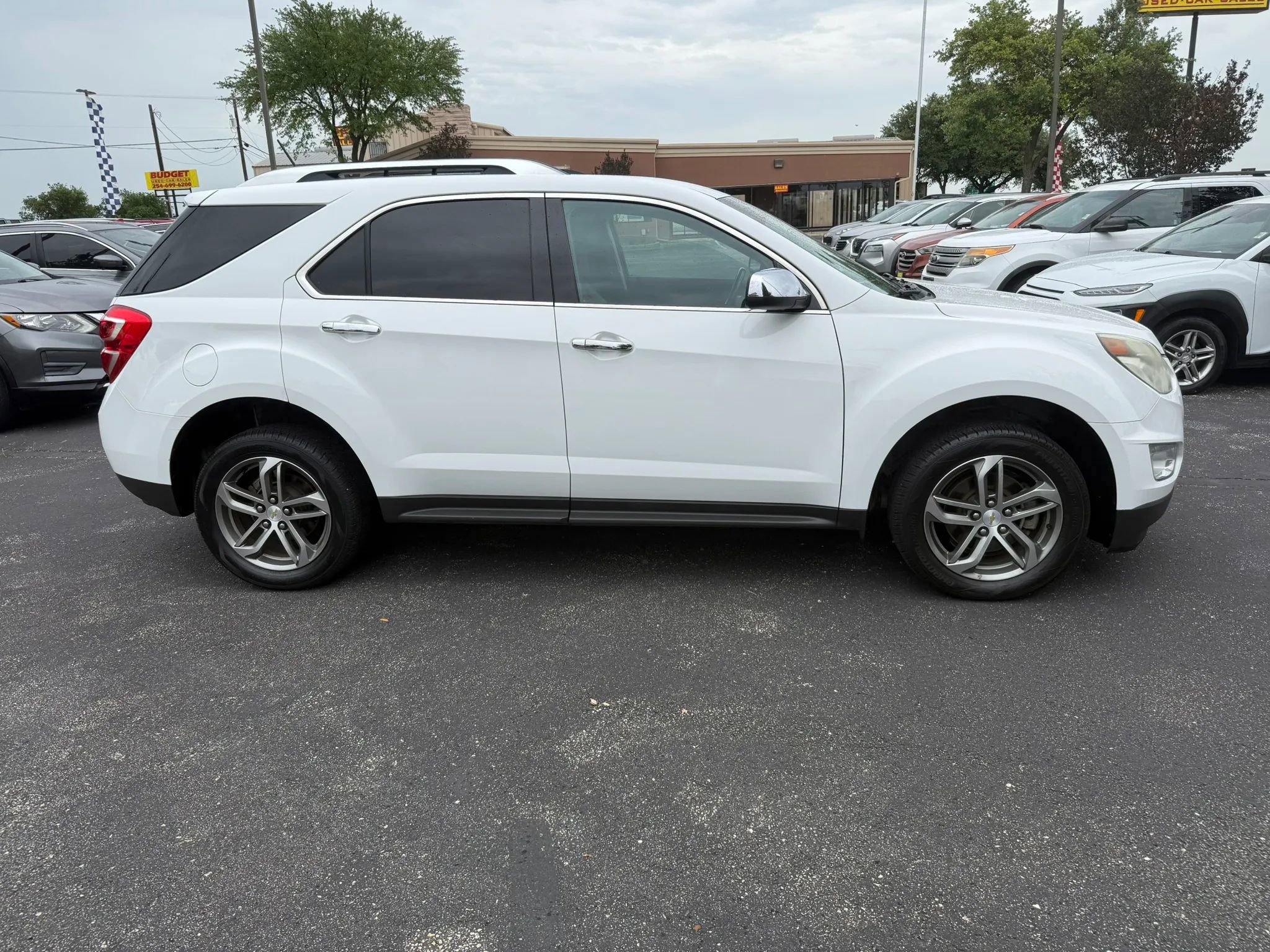 Used 2017 Chevrolet Equinox Premier w/ Enhanced Convenience Package FWD image 4