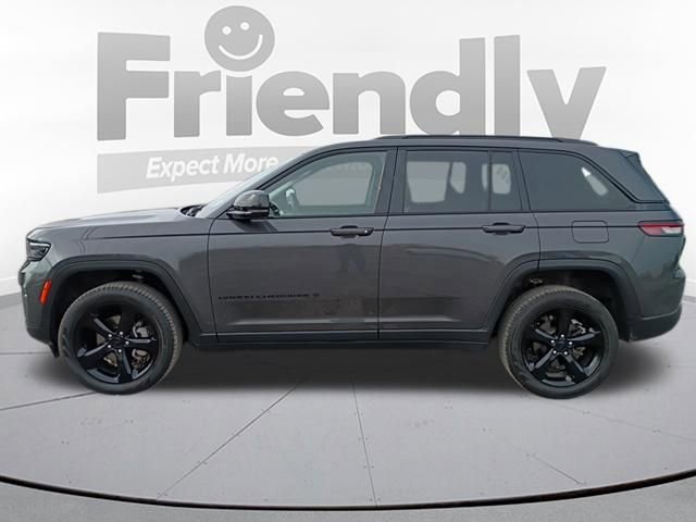 Used 2023 Jeep Grand Cherokee Limited w/ Black Appearance Package AWD/4WD image 9