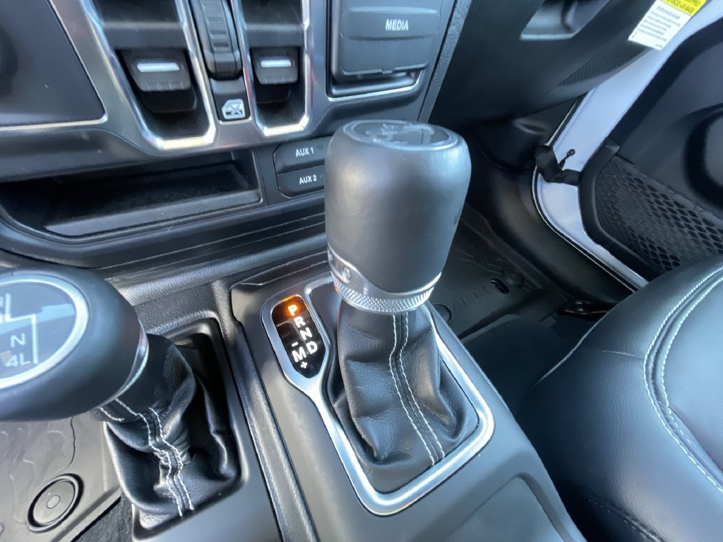 Used 2018 Jeep Wrangler Unlimited Sahara AWD/4WD image 16