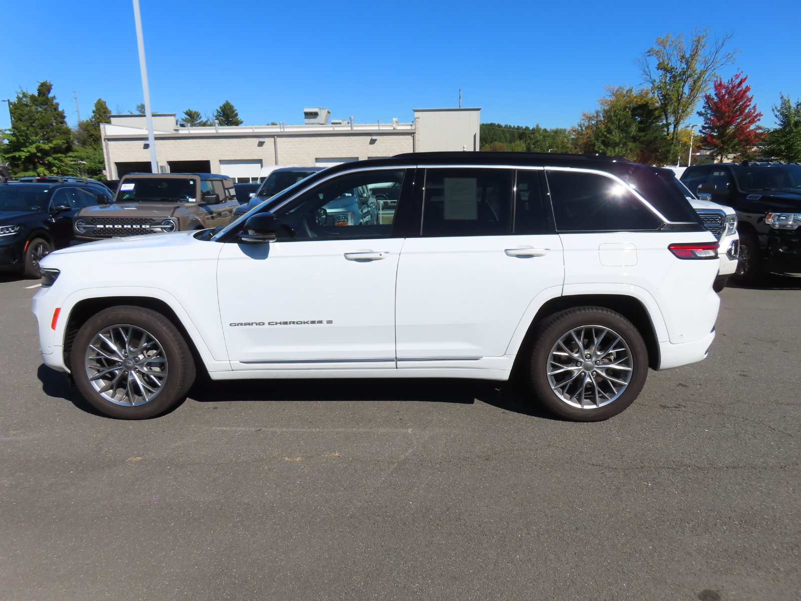 Used 2025 Jeep Grand Cherokee Summit w/ Adv Protech Group IV AWD/4WD image 8