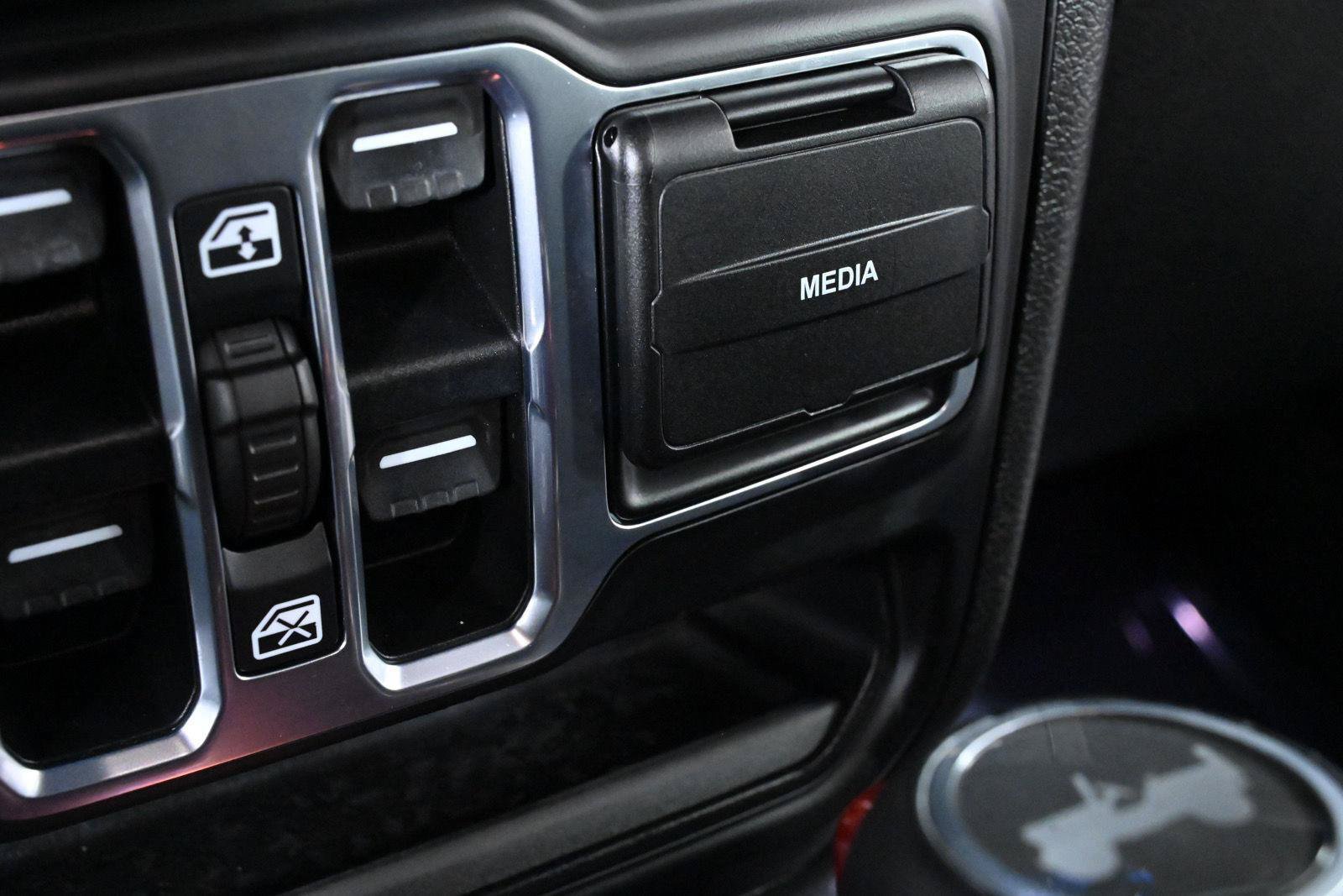 Used 2020 Jeep Wrangler Unlimited Sahara AWD/4WD image 22
