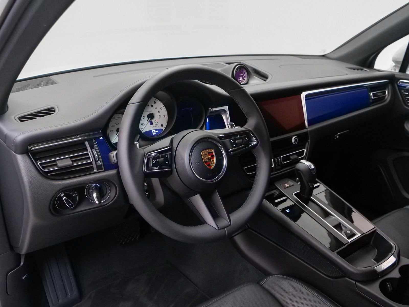 Certified 2025 Porsche Macan image 4