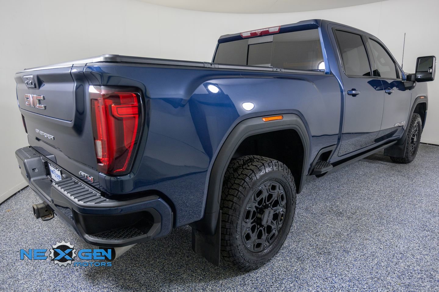 Used 2023 GMC Sierra 2500 AT4 w/ AT4 Preferred Package AWD/4WD image 7