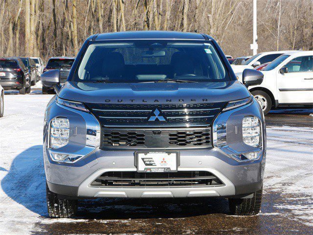 Used 2023 Mitsubishi Outlander SE image 2