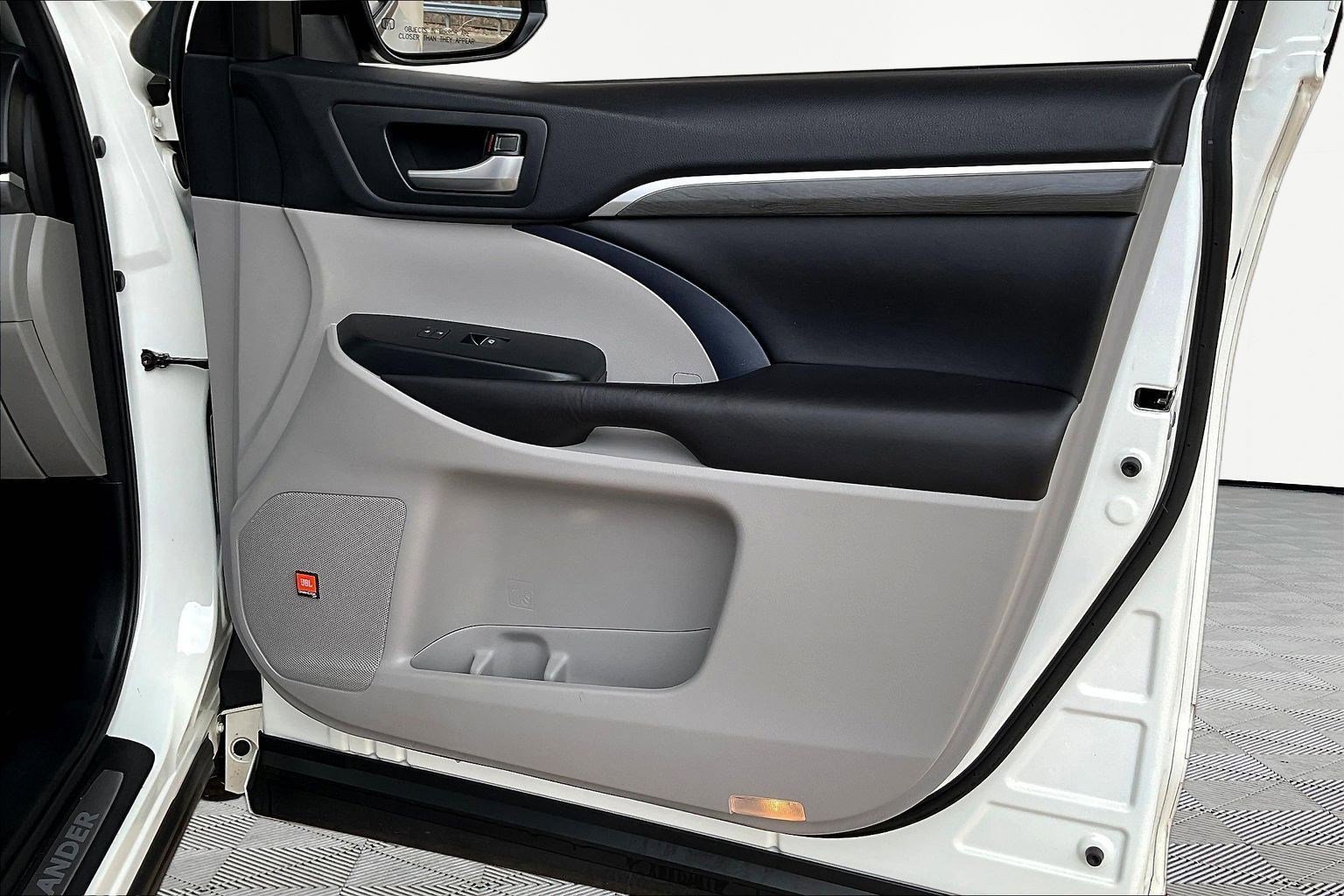 Used 2017 Toyota Highlander Limited image 30