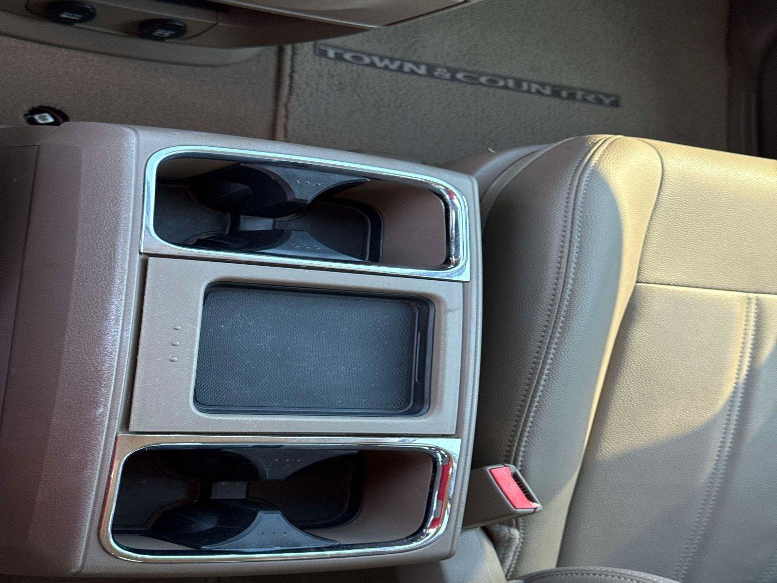 Used 2016 Chrysler Town & Country Touring image 27