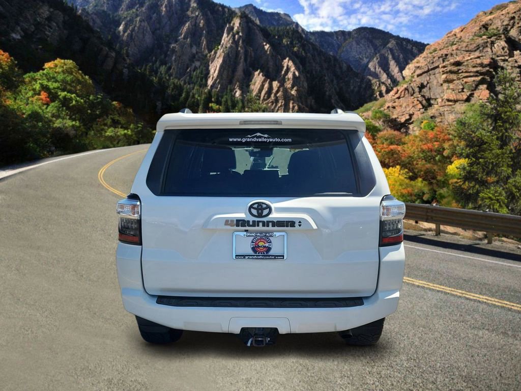 Used 2022 Toyota 4Runner SR5 AWD/4WD image 4