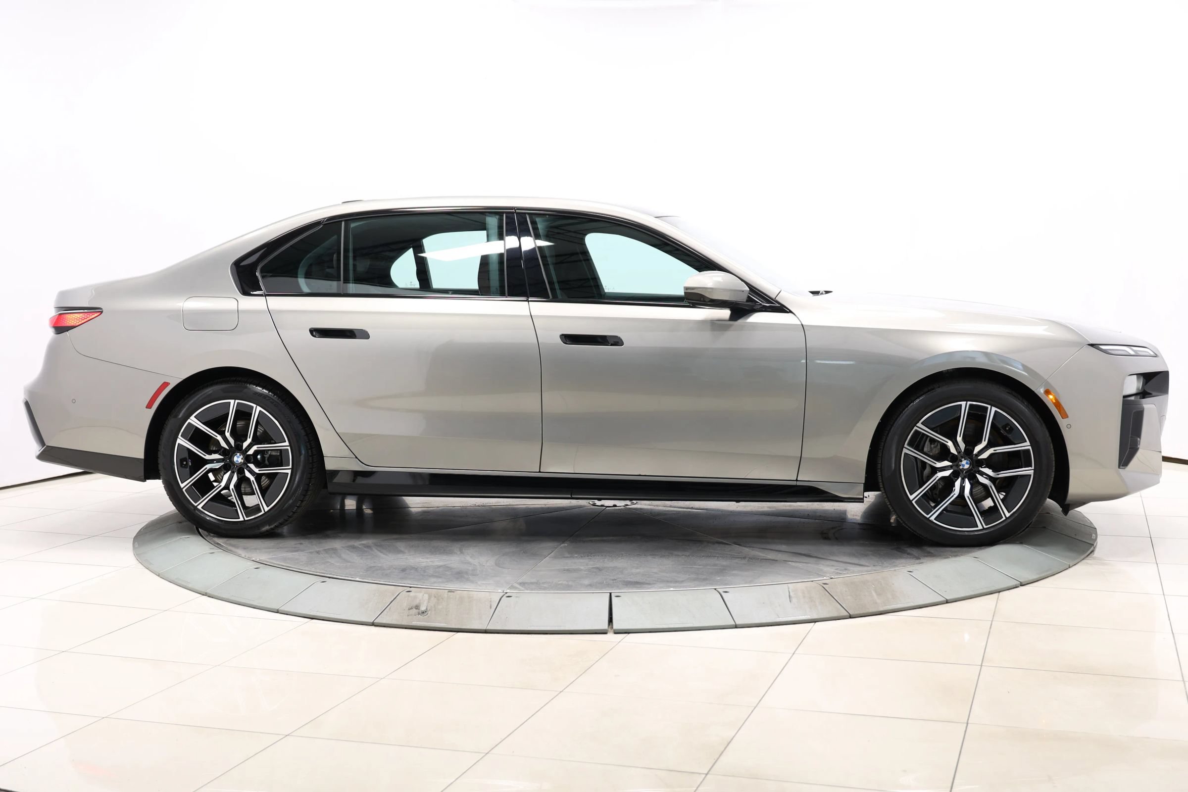 Used 2023 BMW 740i w/ Parking Assistance Package RWD image 73