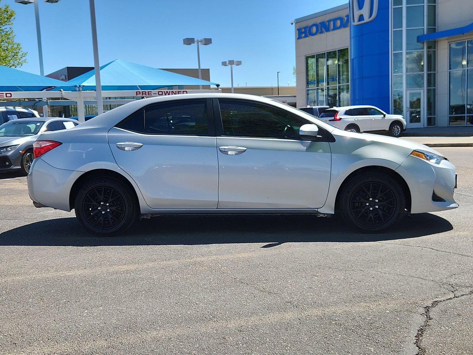 Used 2017 Toyota Corolla LE w/ Carpet Mat Package (TMS) FWD image 6