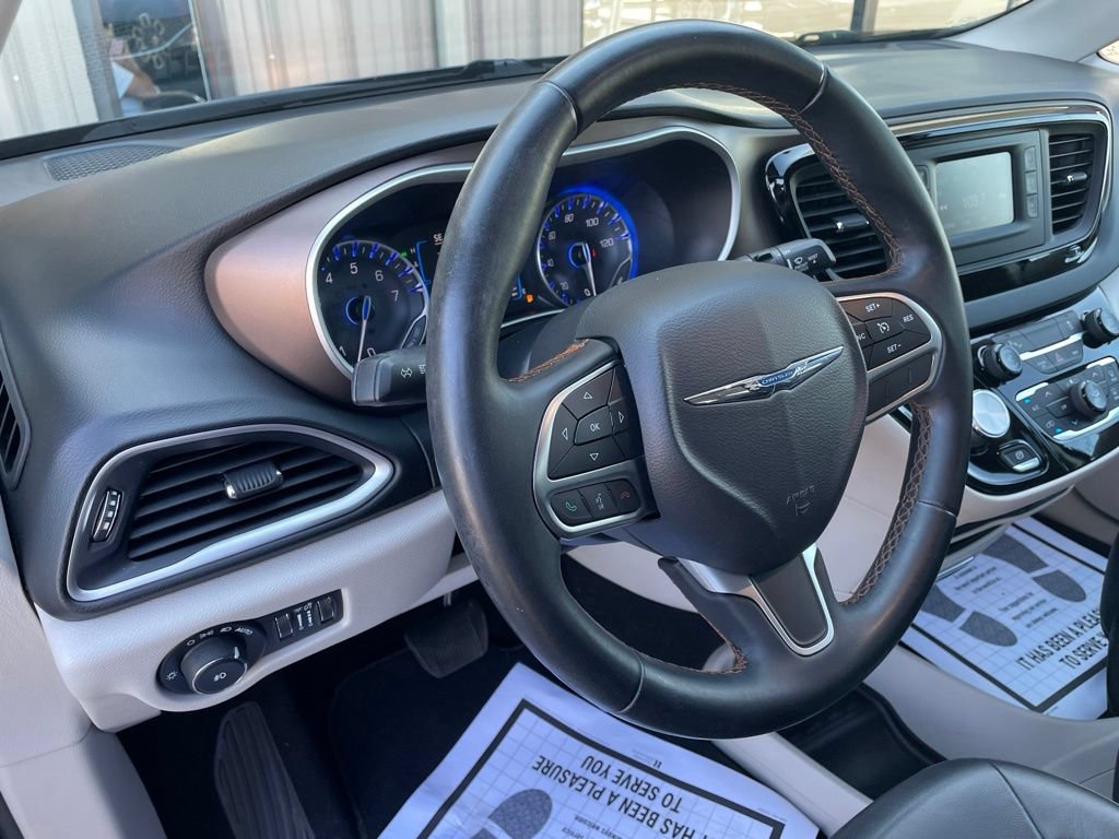 Used 2017 Chrysler Pacifica Touring-L FWD image 12