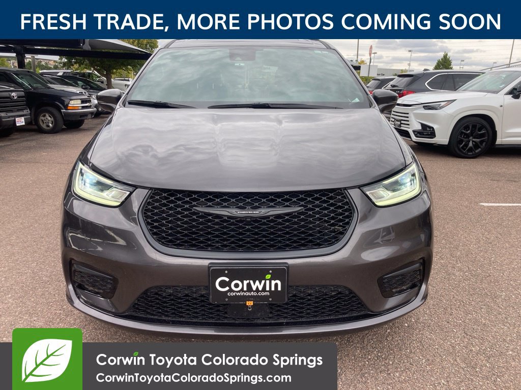 Used 2021 Chrysler Pacifica Limited w/ Uconnect Theater Family Group AWD/4WD image 2