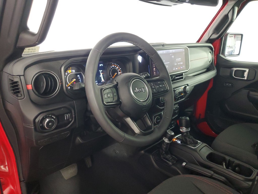 Used 2025 Jeep Wrangler Unlimited Rubicon w/ Convenience Group AWD/4WD image 12