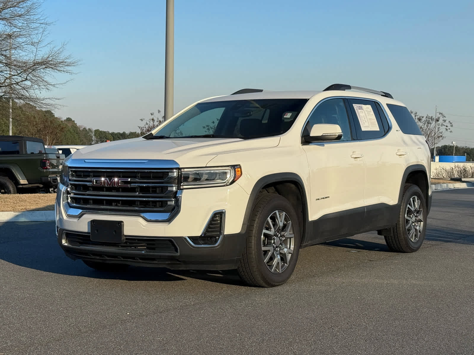 Used 2023 GMC Acadia SLT image 1