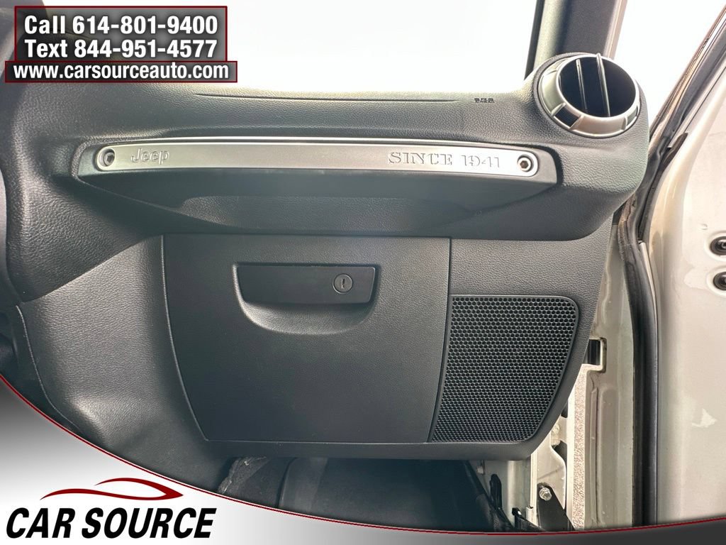Used 2017 Jeep Wrangler Unlimited Sahara w/ Connectivity Group AWD/4WD image 27