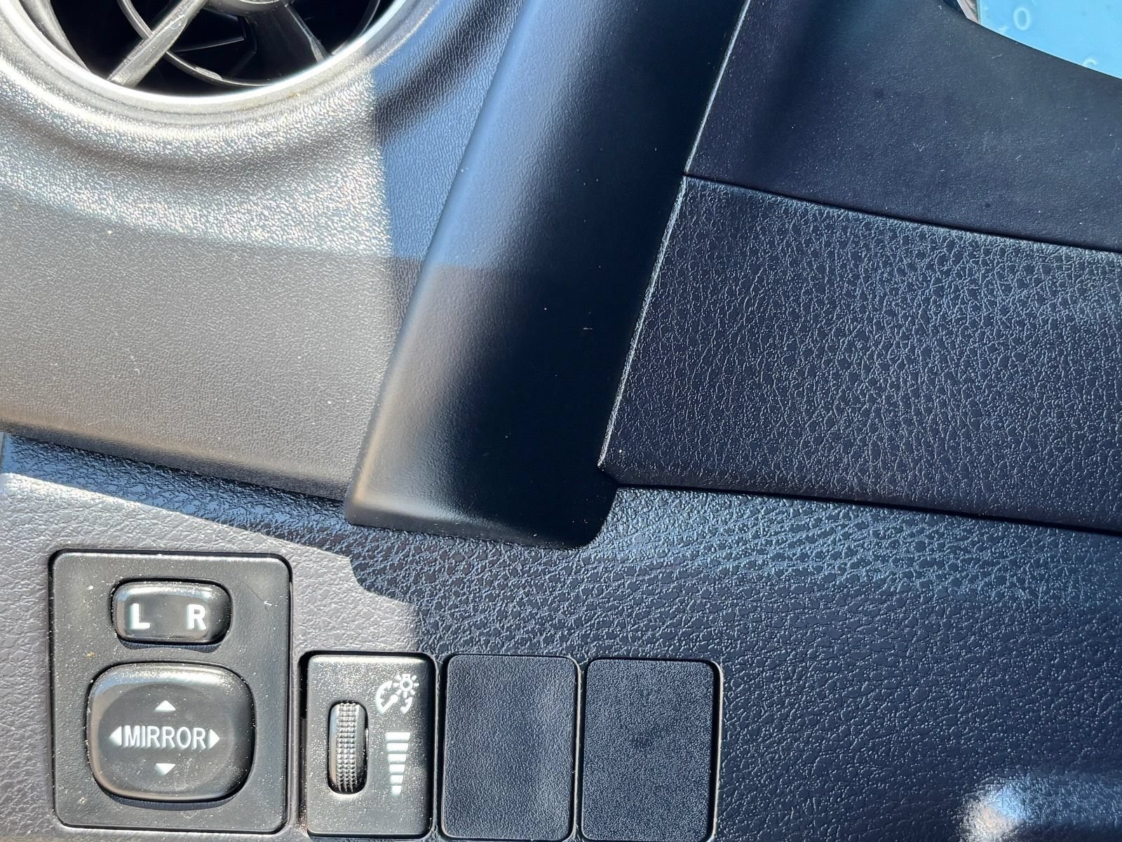 Used 2019 Toyota Corolla LE FWD image 28