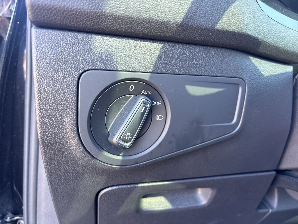 Used 2019 Volkswagen Tiguan SE w/ Panoramic Sunroof Package image 15