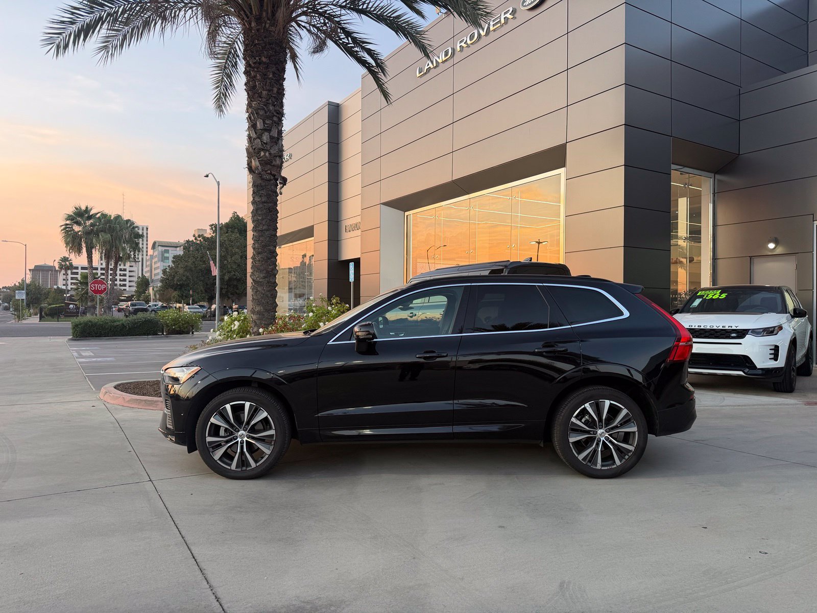 Used 2022 Volvo XC60 B5 Momentum w/ Advanced Package AWD/4WD image 3
