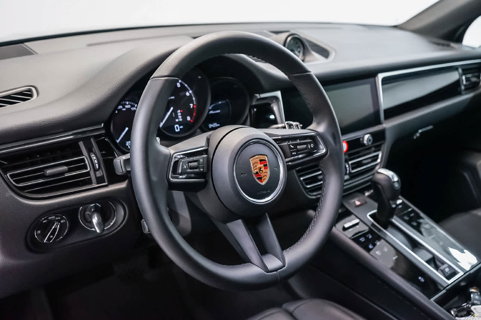 Certified 2026 Porsche Macan AWD/4WD image 4