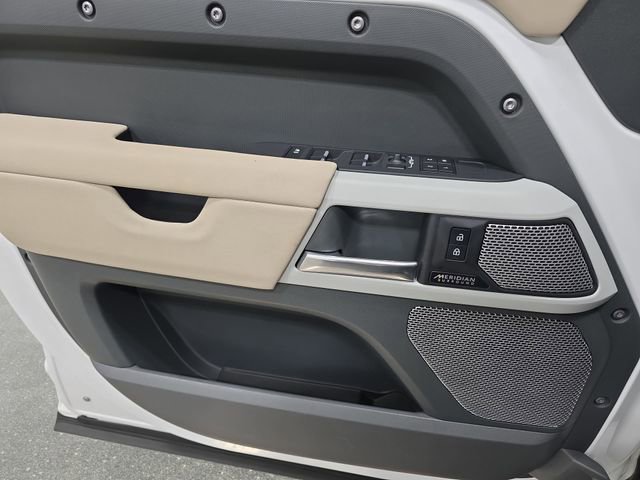 Used 2023 Land Rover Defender 130 SE image 28