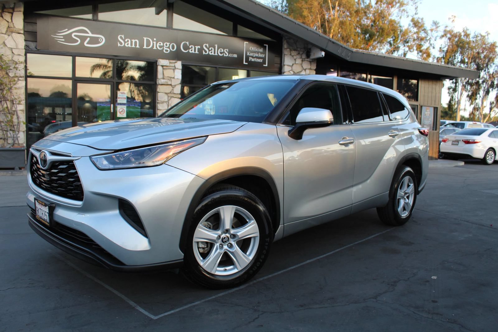 Used 2021 Toyota Highlander L FWD image 1