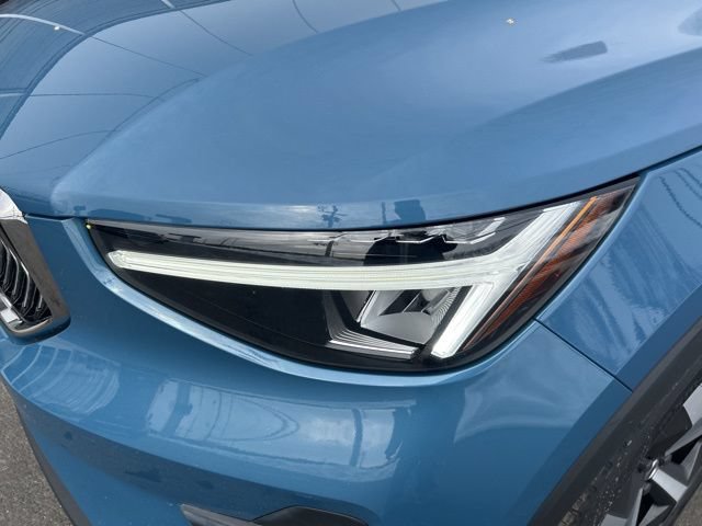 Certified 2025 Volvo XC40 B5 Plus AWD/4WD image 8