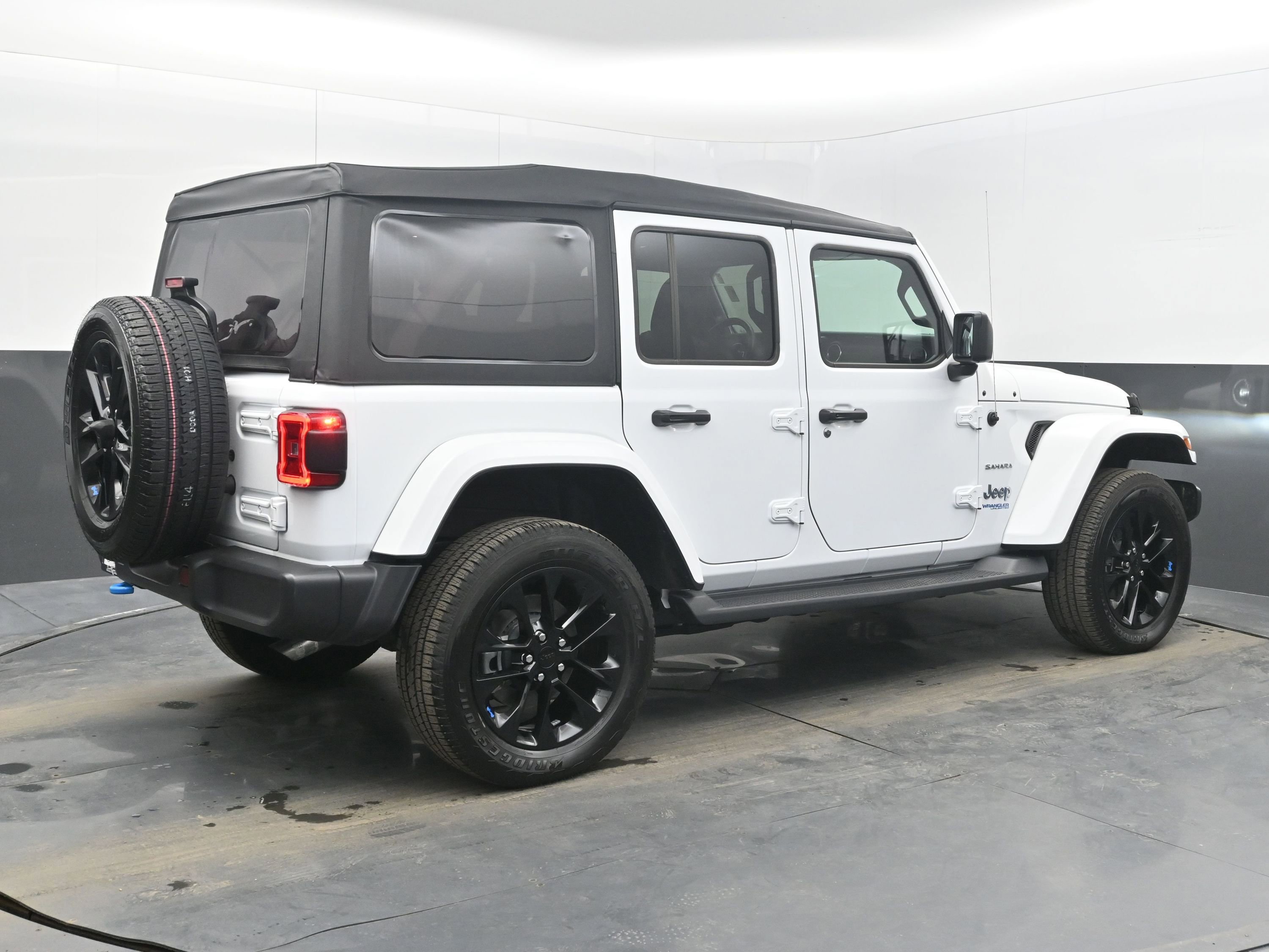 Used 2022 Jeep Wrangler Unlimited Sahara image 9