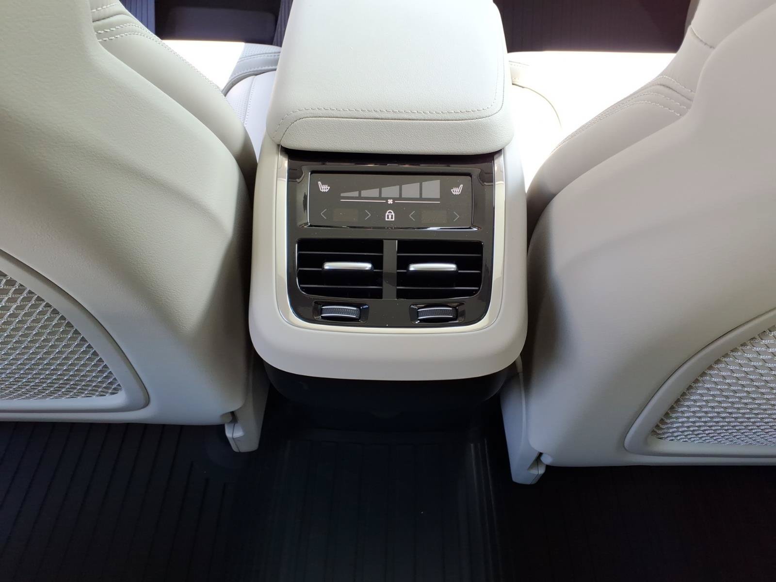 New 2026 Volvo XC60 B5 Ultra w/ Protection Package Premier AWD/4WD image 9