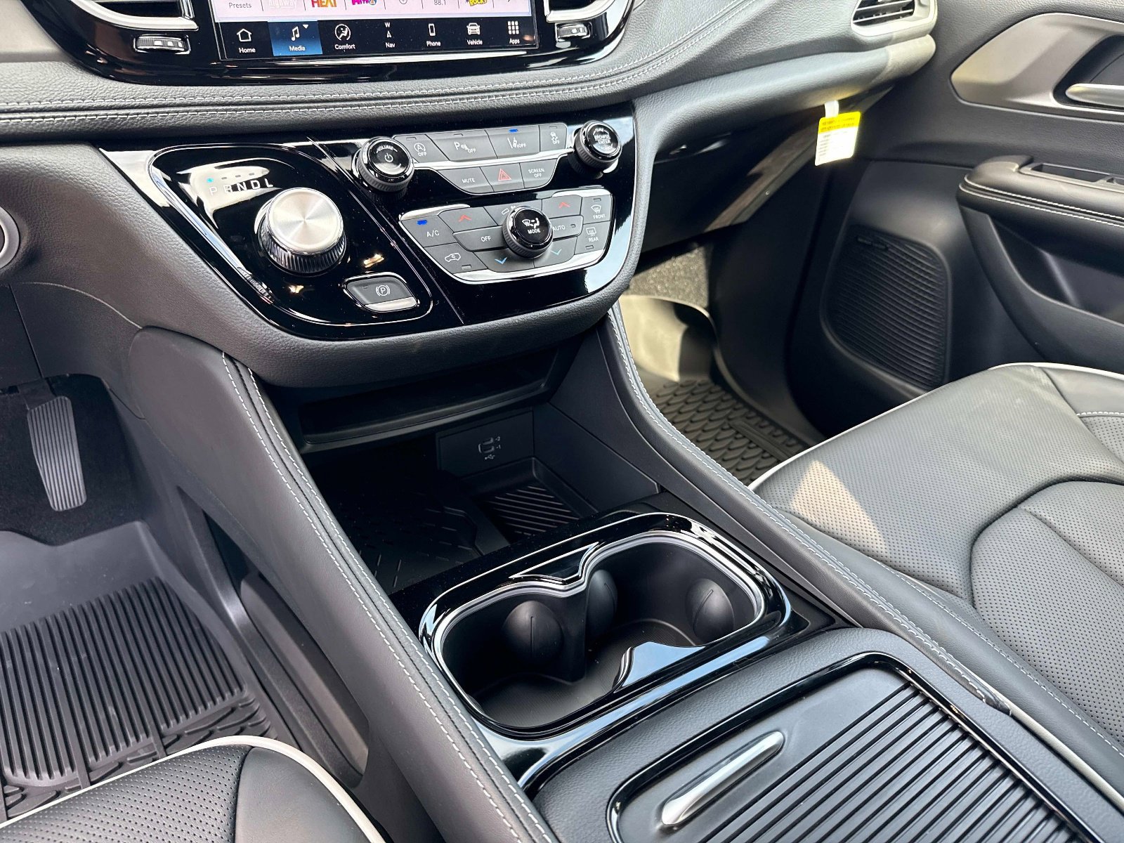 New 2027 Chrysler Pacifica Limited AWD/4WD image 25