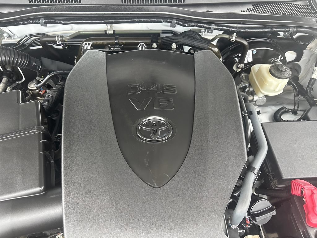 Used 2018 Toyota Tacoma SR5 AWD/4WD image 25