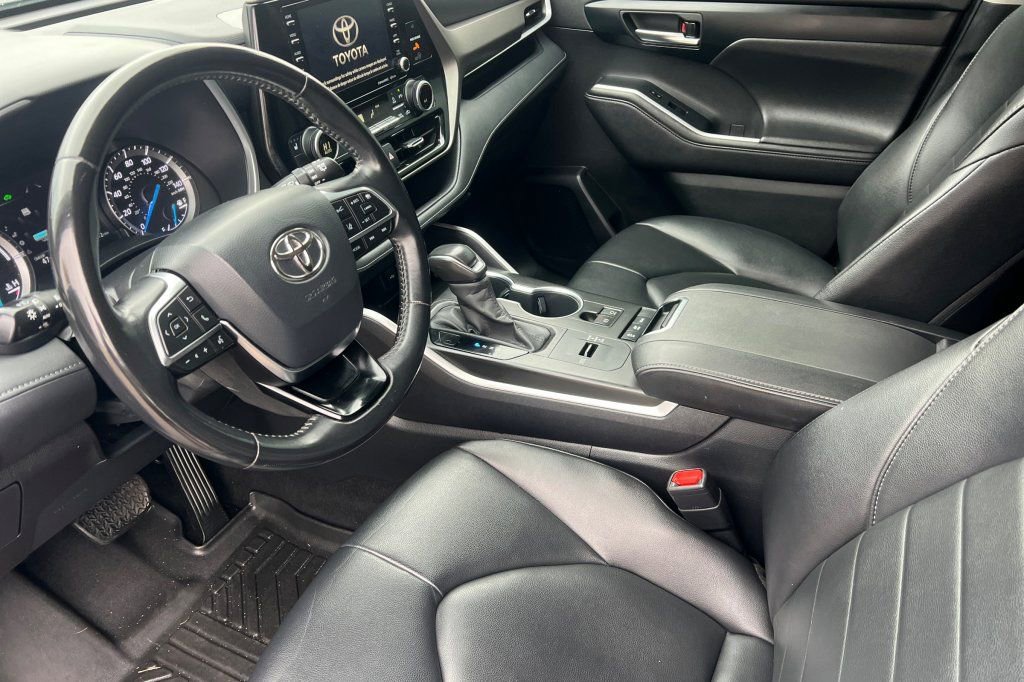 Used 2020 Toyota Highlander XLE image 7