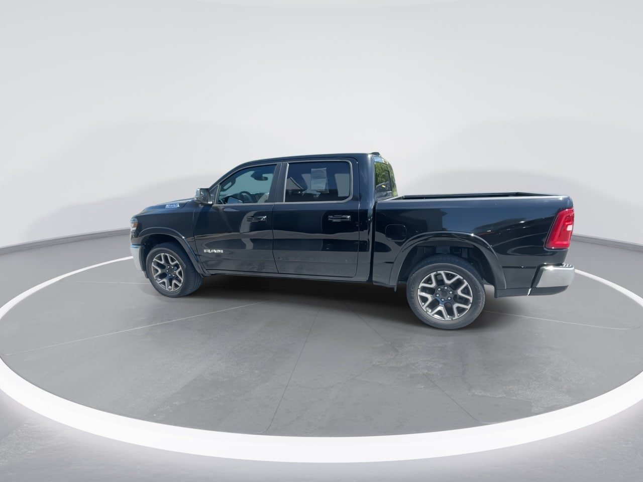 Used 2025 RAM 1500 Laramie AWD/4WD image 5