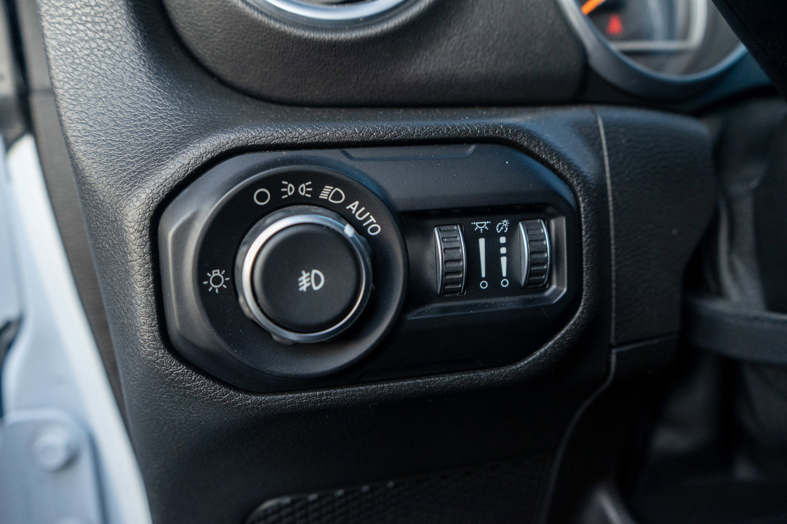 Used 2018 Jeep Wrangler Unlimited Sahara w/ Uconnect 4C Nav & Sound Group image 16