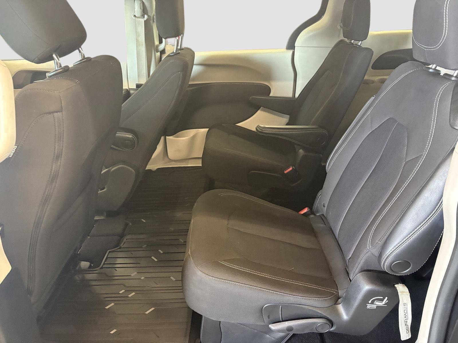 Used 2023 Chrysler Voyager LX FWD image 18