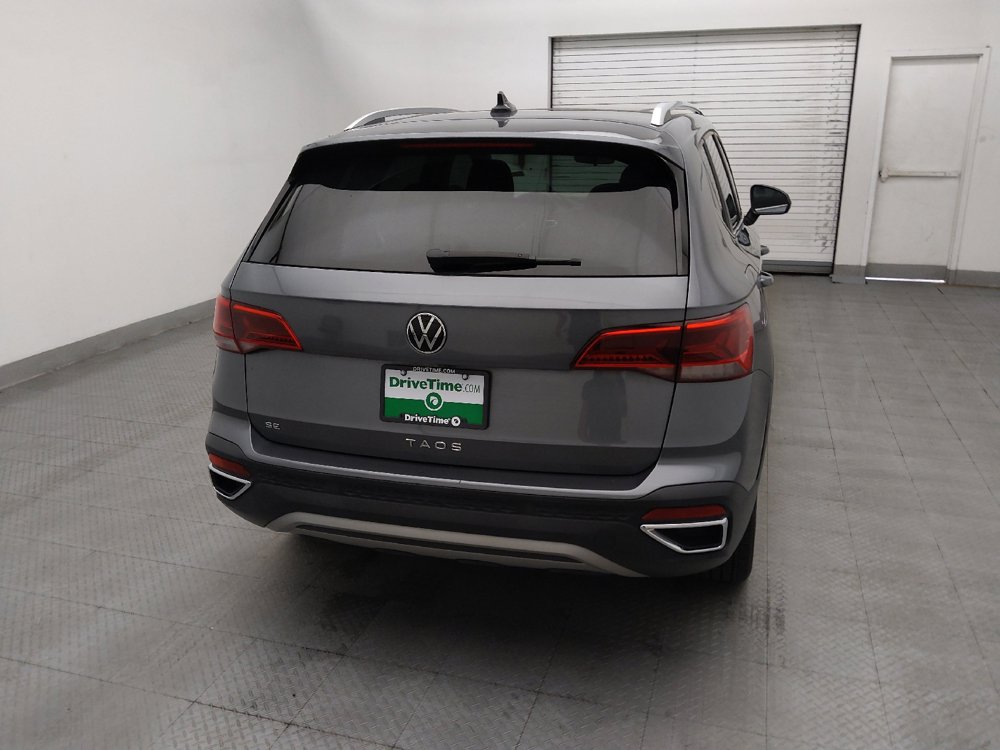 Used 2023 Volkswagen Taos SE w/ Panoramic Sunroof Package FWD image 7