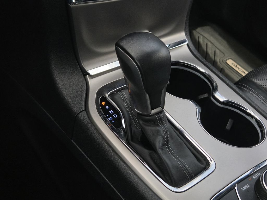 Used 2019 Jeep Grand Cherokee Overland AWD/4WD image 24