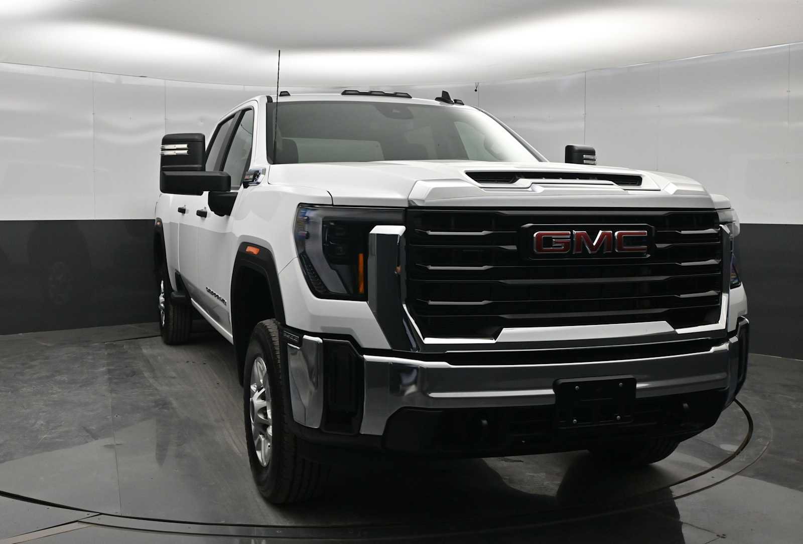 Used 2026 GMC Sierra 2500 Pro w/ Convenience Package AWD/4WD image 2