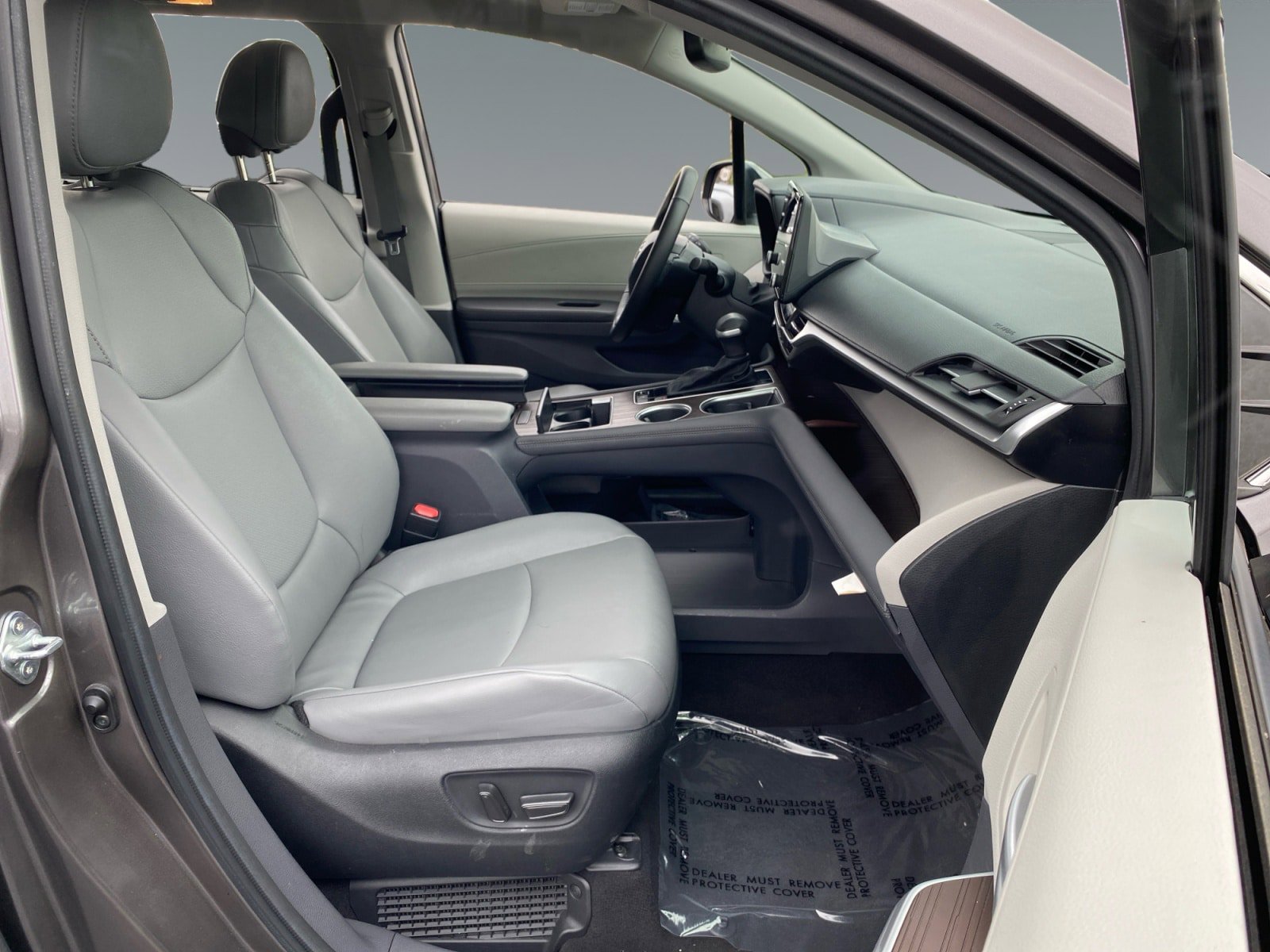 Used 2023 Toyota Sienna XLE FWD image 15