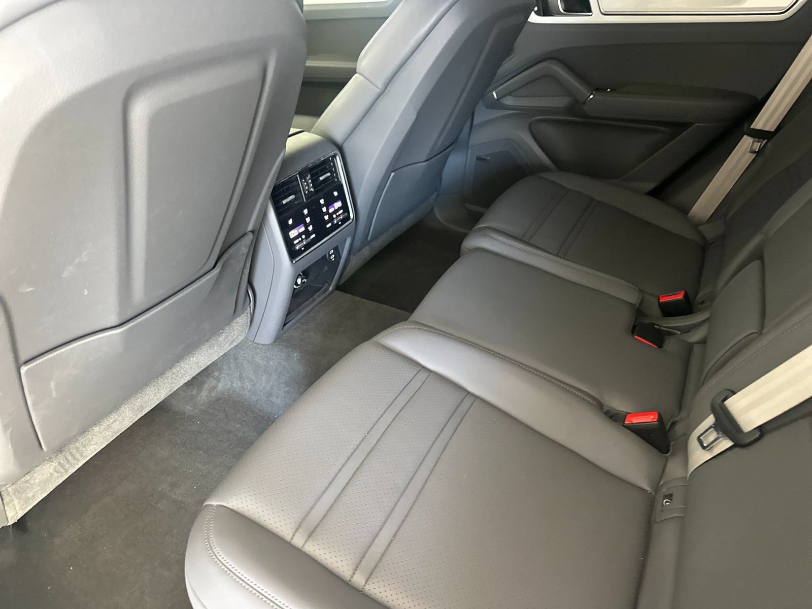 Certified 2023 Porsche Cayenne Platinum Edition AWD/4WD image 13