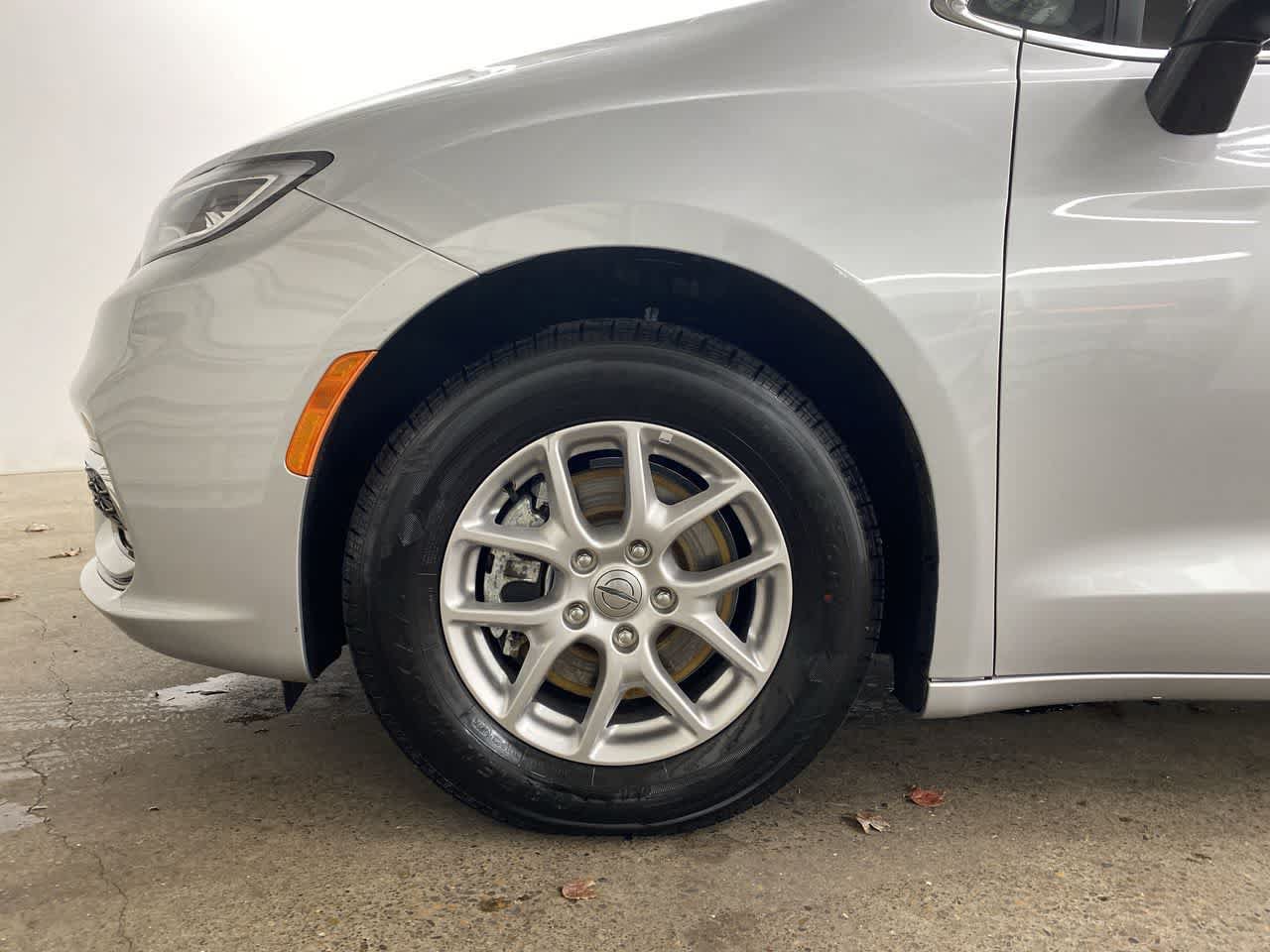 Used 2024 Chrysler Pacifica Touring-L FWD image 11