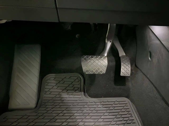 Used 2023 Volkswagen Tiguan SE w/ Panoramic Sunroof Package FWD image 34
