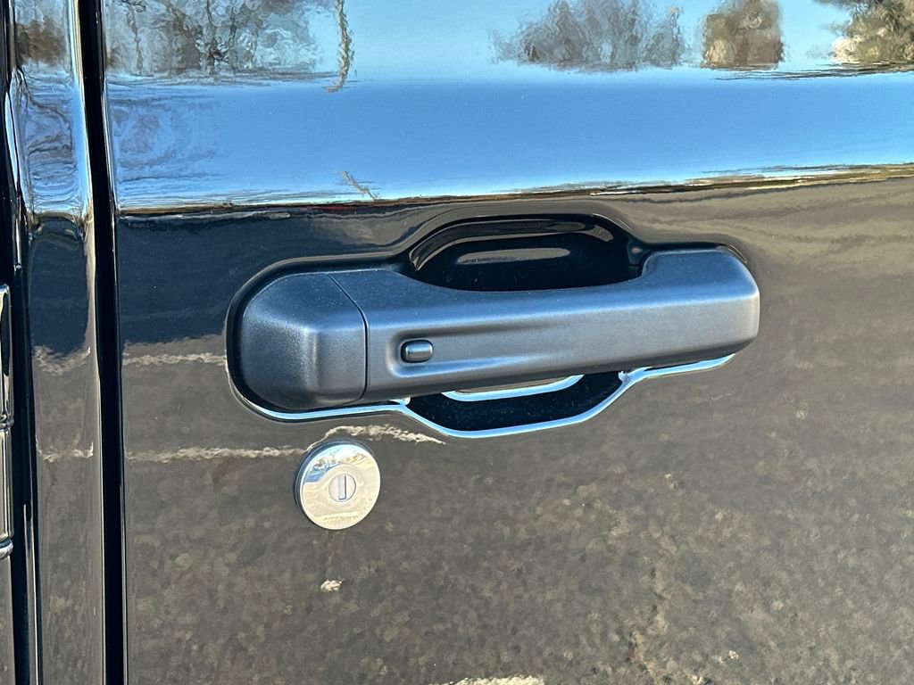 Used 2025 Jeep Wrangler Unlimited Sahara w/ Safety Group image 9